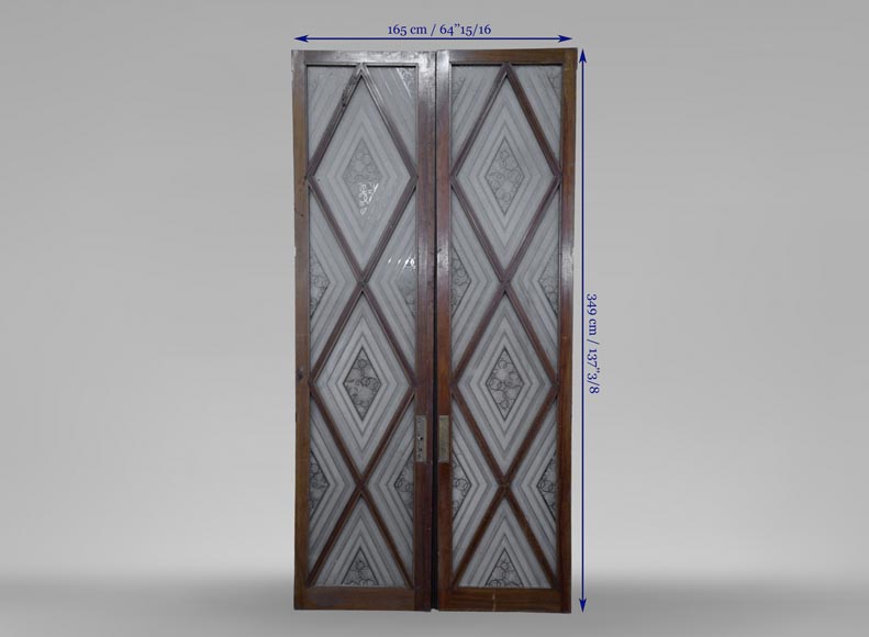 Большая старинная двустворчатая дверь в стиле Ар Деко из дерева и гравированного стекла, украшенная орнаментом из ромбов.-5