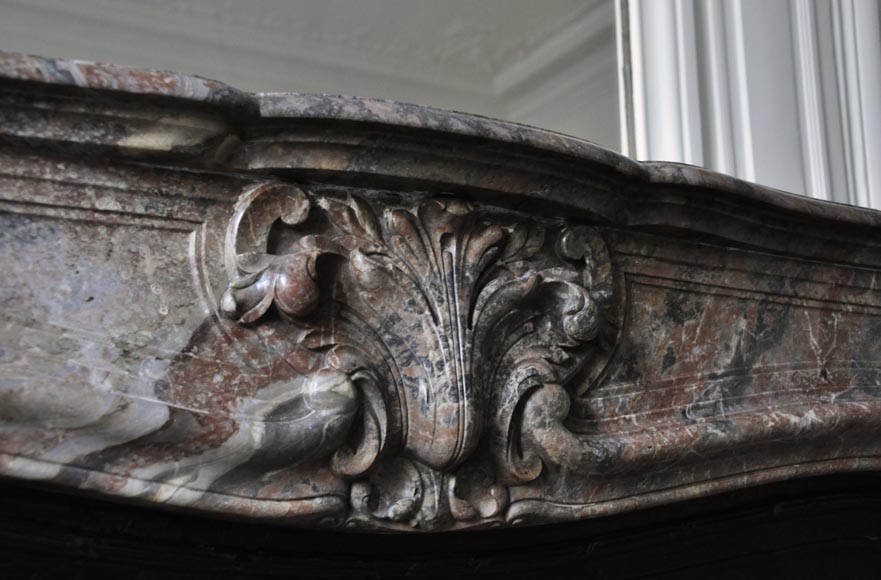 Старинный камин в стиле Людовика XV, изготовленный из Красного Северного мрамора, украшенный раковиной с лиственными орнаментами.-1