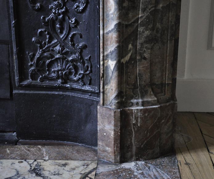 Старинный камин в стиле Людовика XV, изготовленный из Красного Северного мрамора, украшенный раковиной с лиственными орнаментами.-7