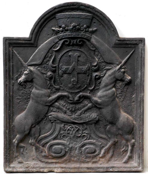 Каминная плита с единорогами, украшенная гербами Луи-Мишеля Лепелетье де Сен-Фаржо, 18 век.-0