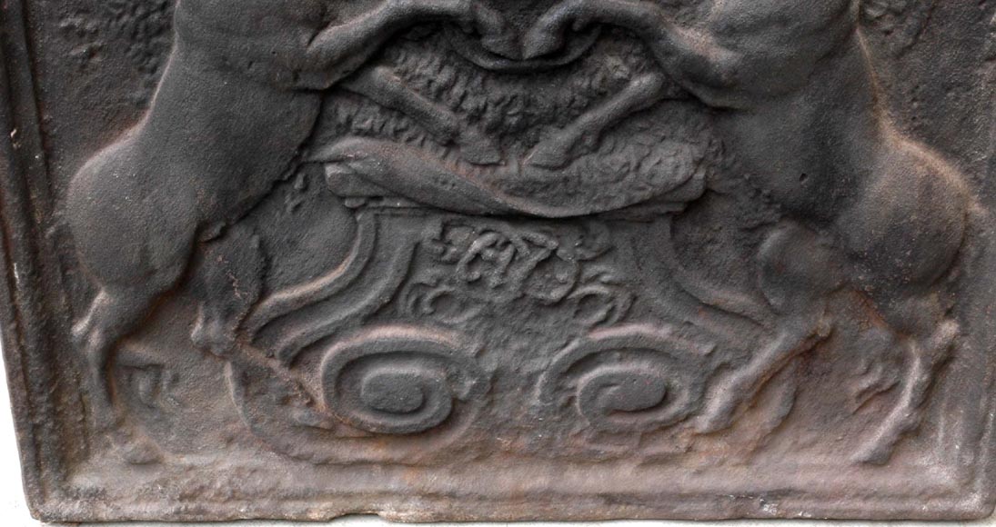 Каминная плита с единорогами, украшенная гербами Луи-Мишеля Лепелетье де Сен-Фаржо, 18 век.-4