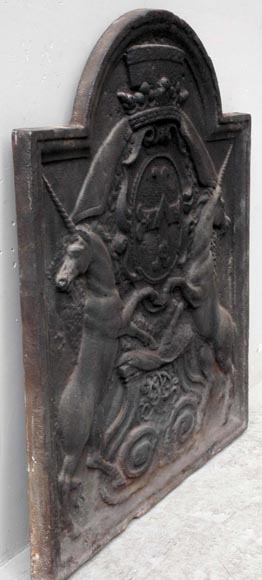 Каминная плита с единорогами, украшенная гербами Луи-Мишеля Лепелетье де Сен-Фаржо, 18 век.-6