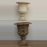 Пара свинцовых ваз 19го века, украшенных амурами.