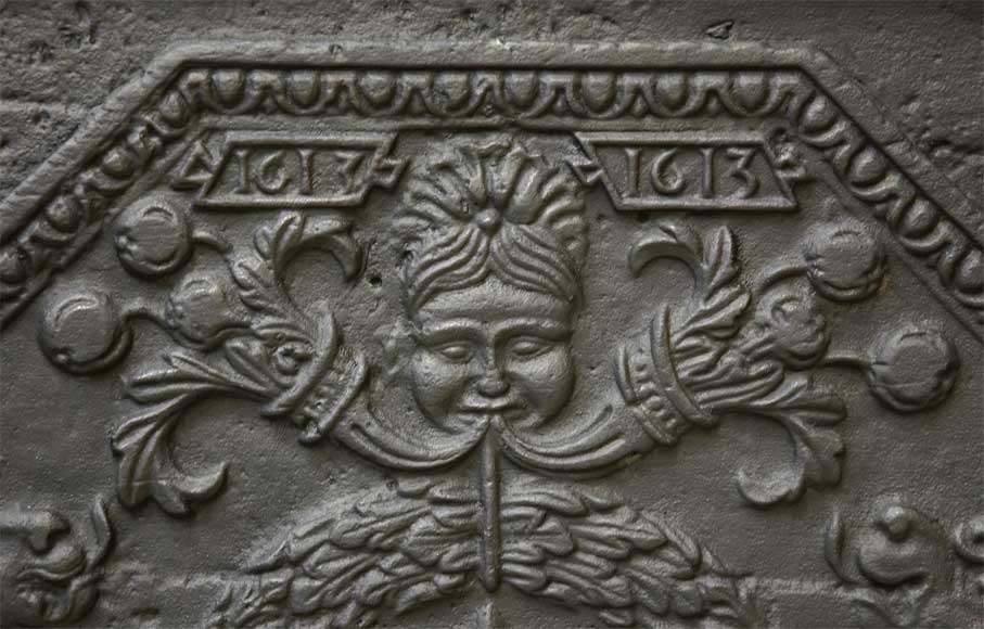 Старинная каминная плита с гербами Франции и Наварры, датированная 1613м годом.-1