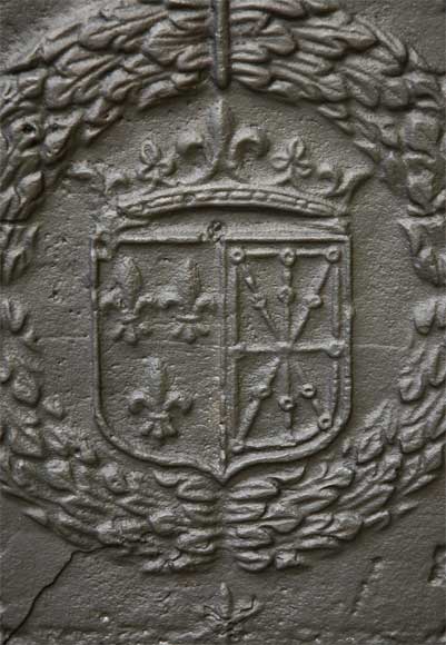 Старинная каминная плита с гербами Франции и Наварры, датированная 1613м годом.-2