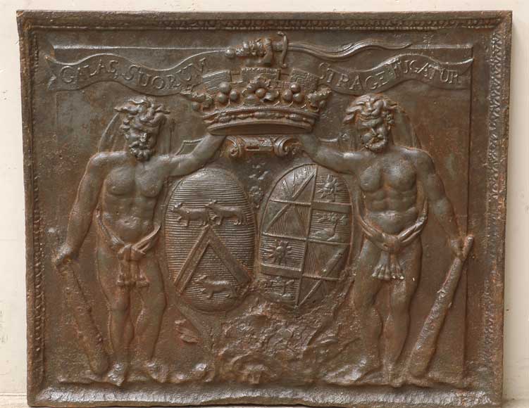 Старинная каминная плита, декорированная гербами семьи де Жаннель де Бельваль (de Jannel de Belval).-0