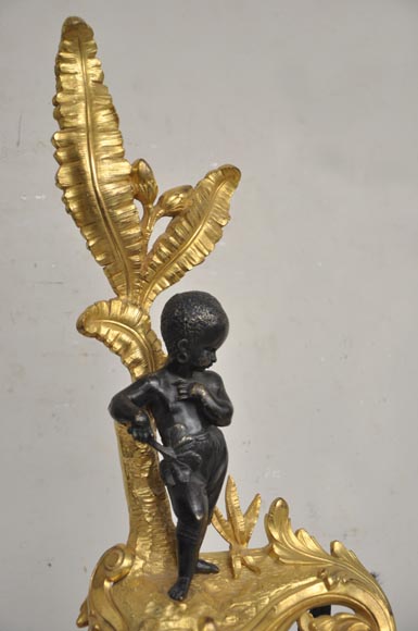 Старинная бронзовая перекладина дровницы с двумя патинами, украшенная африканскими детьми.-2