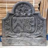 Старинная каминная плита, украшенная гербами.