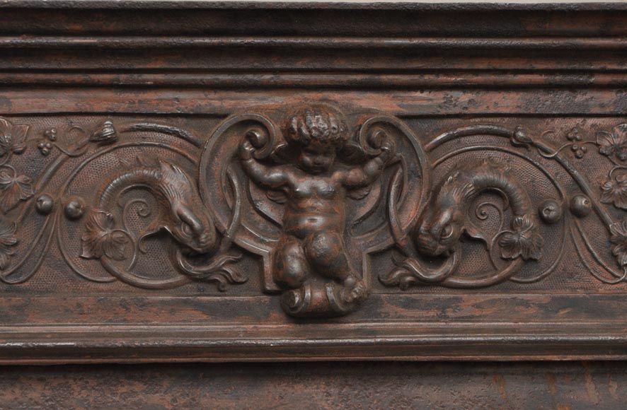 Чугунная внутренняя вставка камина в стиле Наполеона III, украшенная причудливыми орнаментами и химерами.-1