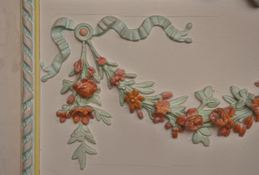 Старинное трюмо в стиле Людовика XVI, украшенное цветочными гирляндами из разноцветного стюка.-3
