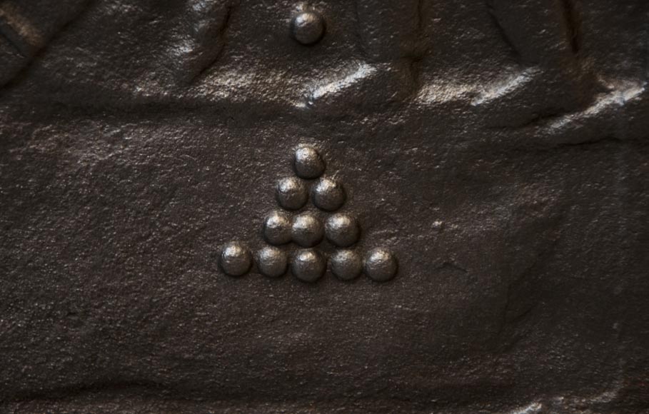 Старинная каминная плита, украшенная солдатами Армии Наполеона на поле боя.-4